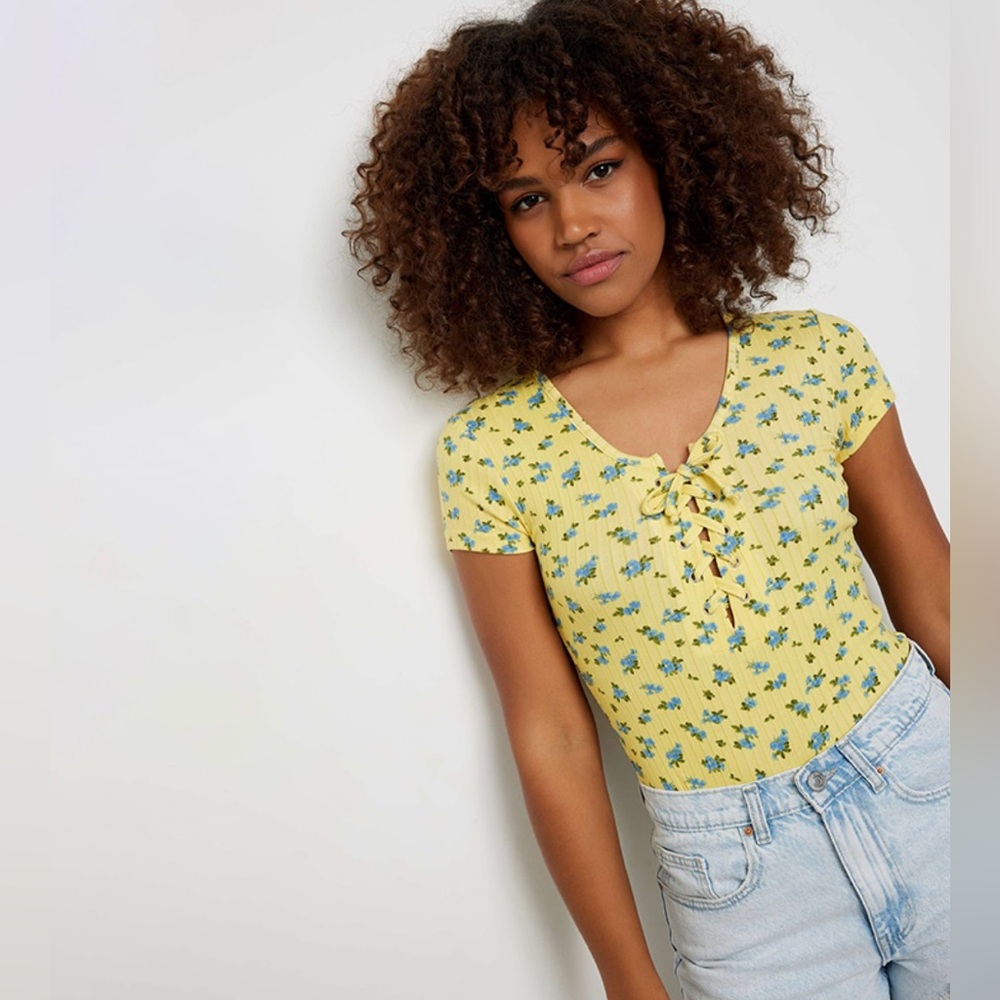 New Floral Print womens Tie-Up Front Top Size Medium New w/ tags